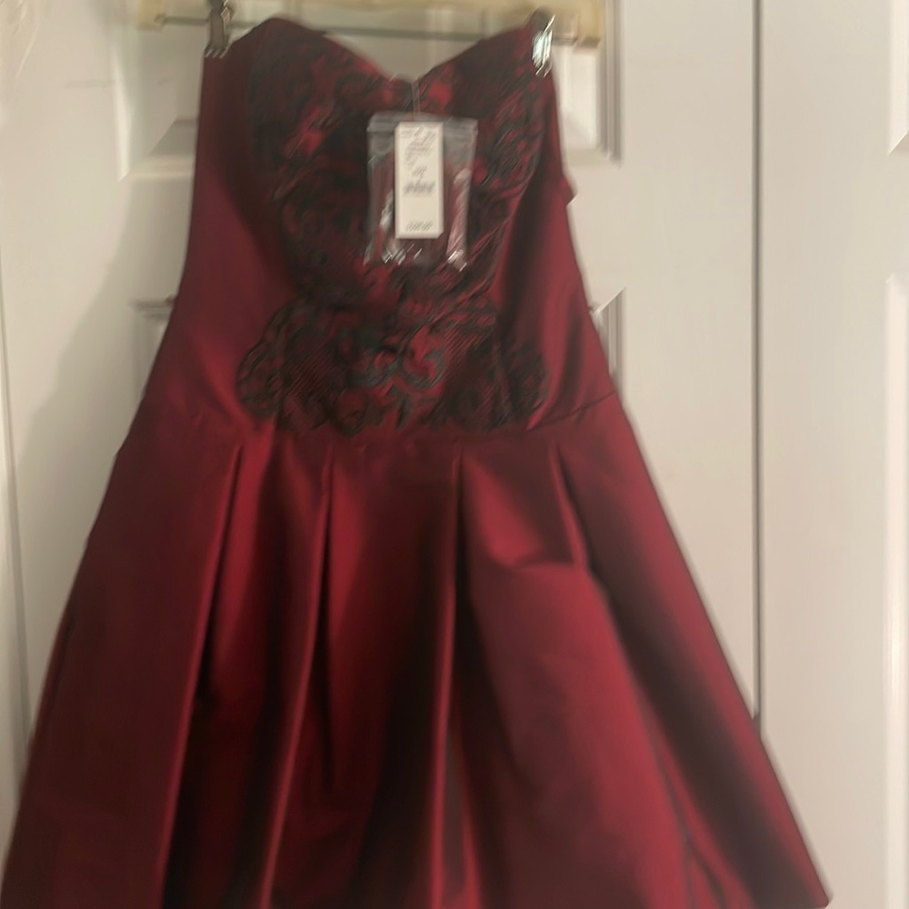 WHBm Maroon cocktail dress . With tags  never worn .